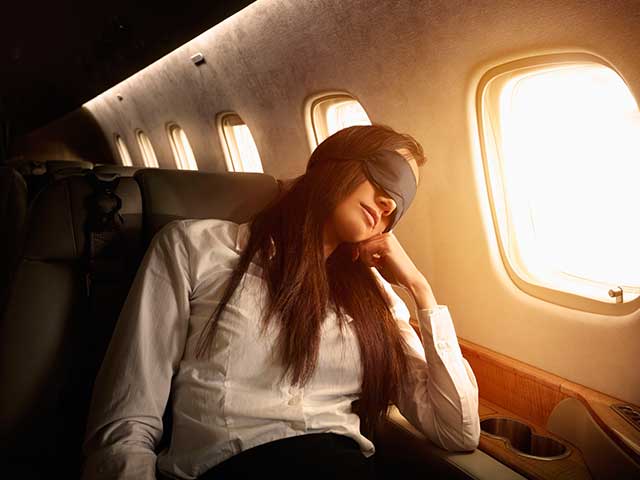 5 Eating Hacks On Flight To Avoid Jet Lag