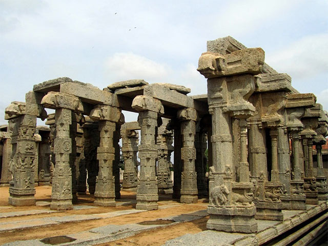 Did You Know Of The Mystical Hanging Stone Pillar In This Temple