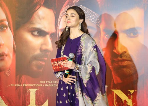 Alia Bhatt hosts the trailer launch of Kalank like a pro